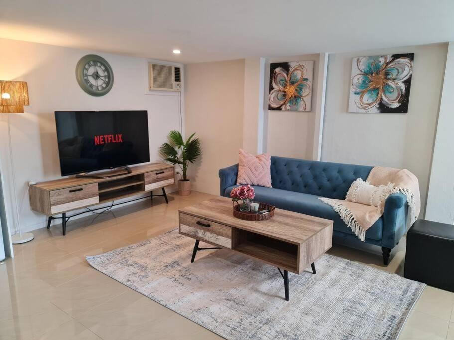 Private & Cosy Two Storey Guest House — 4-Star Luxury Hotel in Guildford, Australia