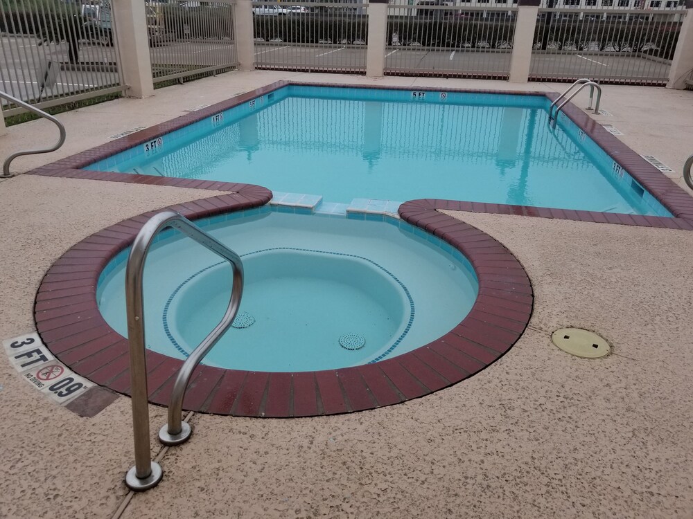 HomeBridge Inn and Suites - photo 14