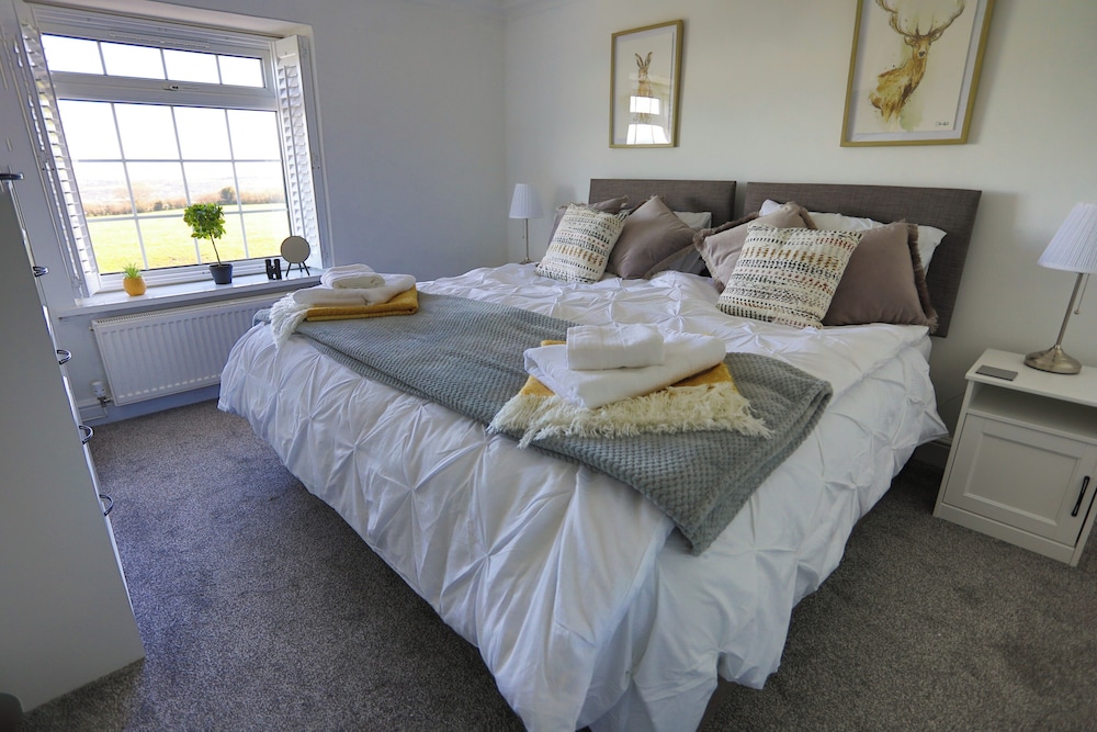 Coastal Cottage Private Hot Tub & Sauna Sleeps 2 8 with Views — 4-Star Luxury Hotel in Skelton, United Kingdom