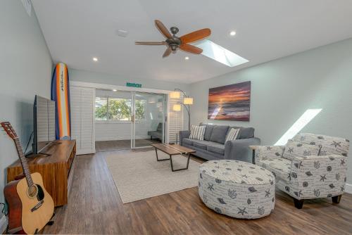 Dog Friendly Home wPrivate Fenced Yard Garage & Fire Pit STEPS to the Beach — 4-Star Luxury Hotel in New Smyrna Beach, United States