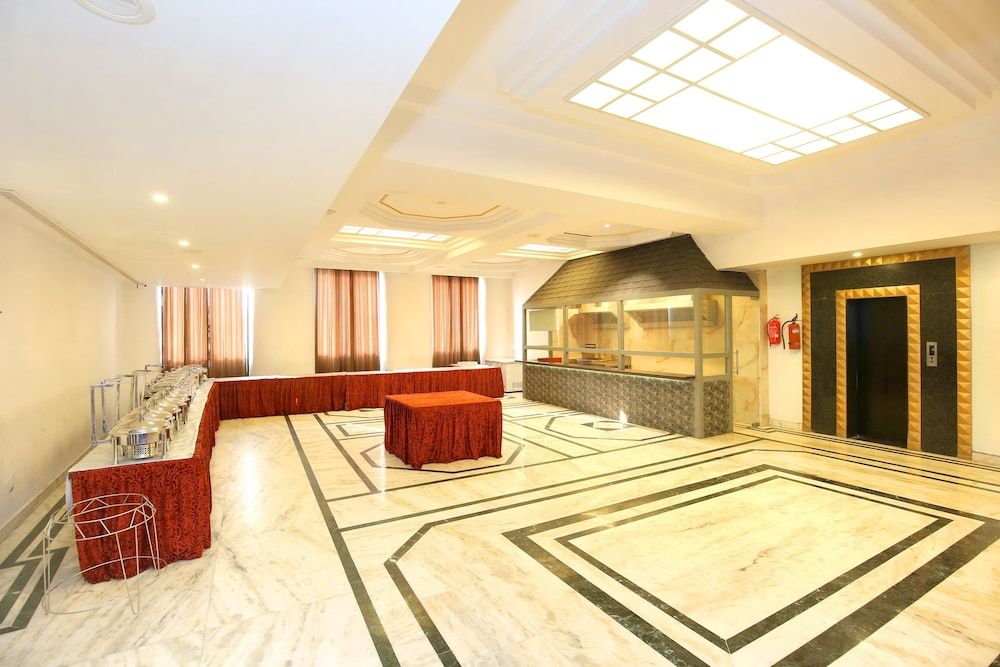 OYO 23498 Hotel Jane Royale