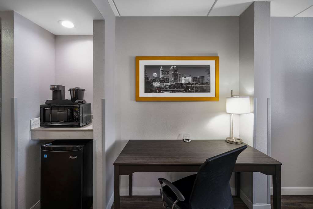 La Quinta Inn & Suites by Wyndham Raleigh Downtown North - photo 25