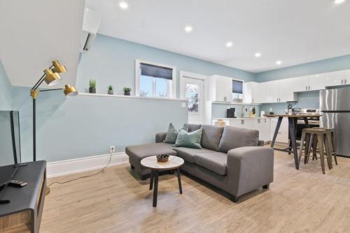 Bright and Spacious Condo in Downtown Collingwood 97043 — 4-Star Luxury Hotel in Collingwood, Canada