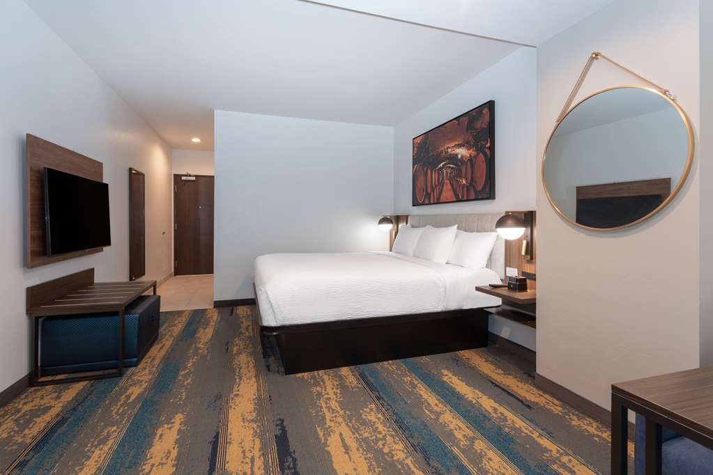 La Quinta Inn & Suites by Wyndham Galt Lodi North - photo 48