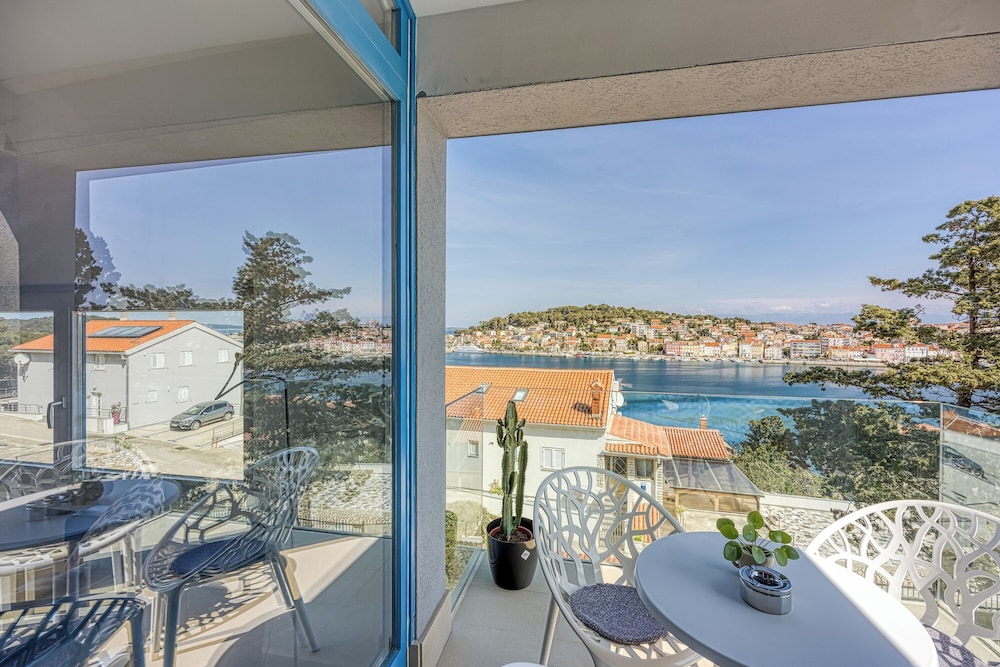 RR Losinj Harbour View Apartment — 4-Star Luxury Hotel in Mali Losinj, Croatia