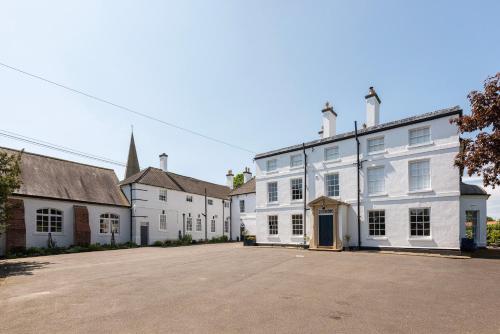 South Wing of Edwinstowe Hall — 4-Star Luxury Hotel in Edwinstowe, United Kingdom
