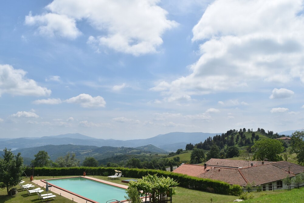 Podere Belvedere — 4-Star Luxury Hotel in Barberino Di Mugello, Italy
