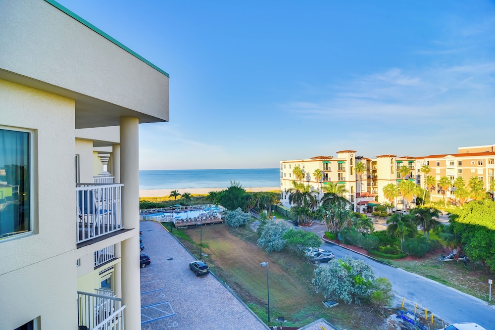 Ocean View: Top floor Sunset Vistas Condo — 4-Star Luxury Hotel in Treasure Island, United States