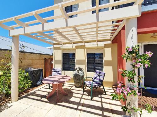 Dolphin Beach House Wannanup Mandurah between the estuary and the ocean — 4-Star Luxury Hotel in Wannanup, Australia