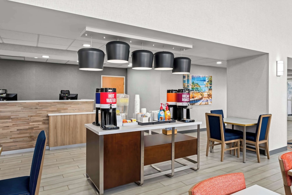 Hampton Inn & Suites Charlotte Airport - photo 37