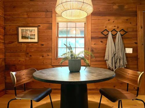 Hillside Cabin — 4-Star Luxury Hotel in Eureka Springs, United States