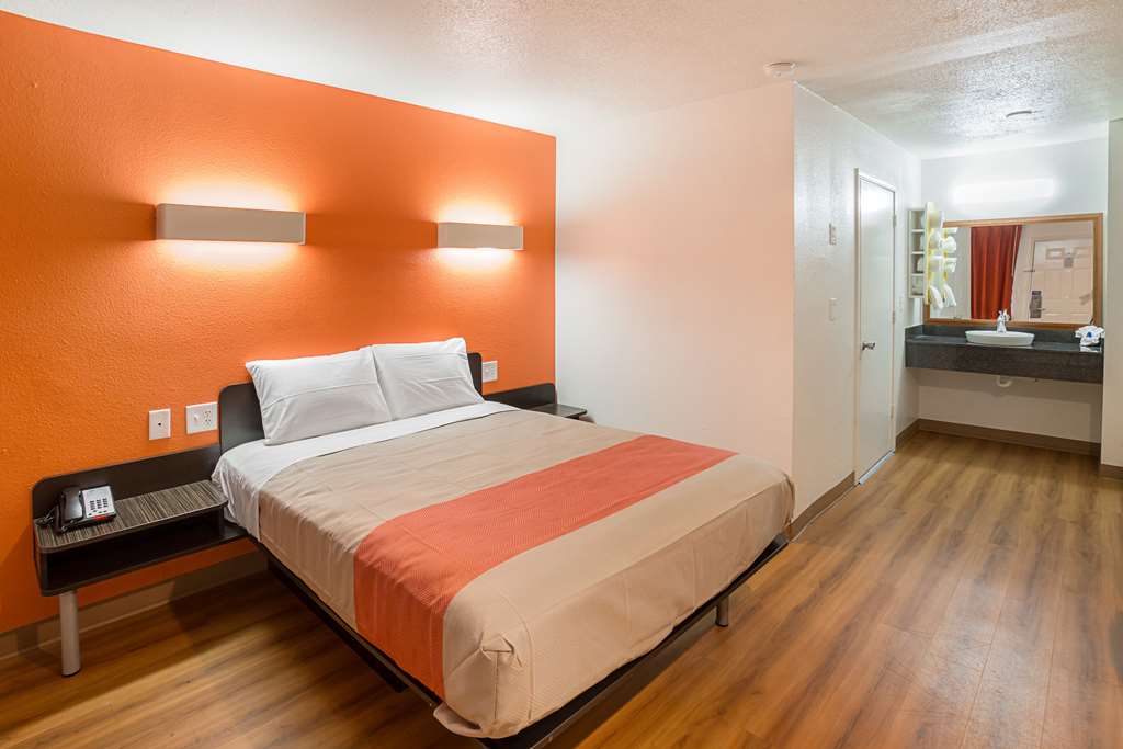 Motel 6 Grand Prairie TX Near Six Flags Drive - photo 7