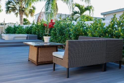 Stylish 2BR unit w hot tub 5 mins from the beach — 4-Star Luxury Hotel in Bonita Springs, United States