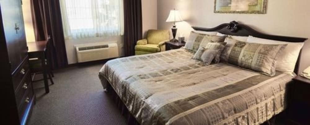 Hearthstone Inn & Suites - photo 9