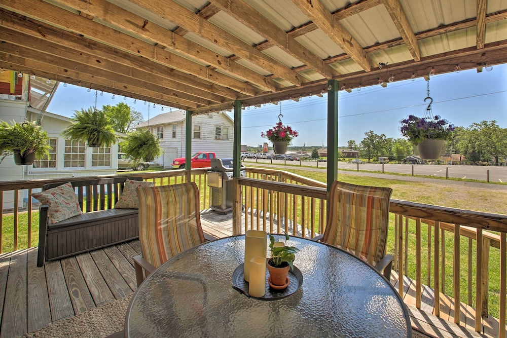 Hot Springs Home Walk to Oaklawn Casino — hotel near Memorial Field Airport