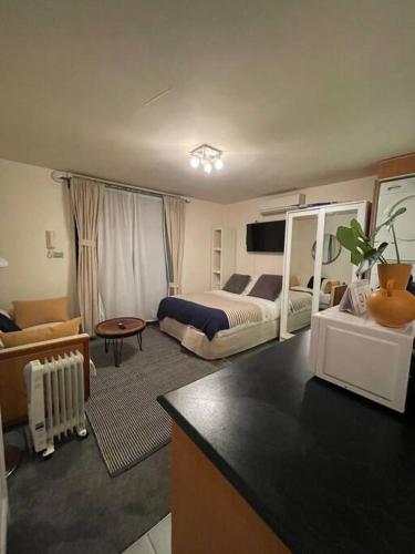 Cosy Studio with Courtyard in Vibrant Fitzroy — 4-Star Luxury Hotel in Melbourne, Australia