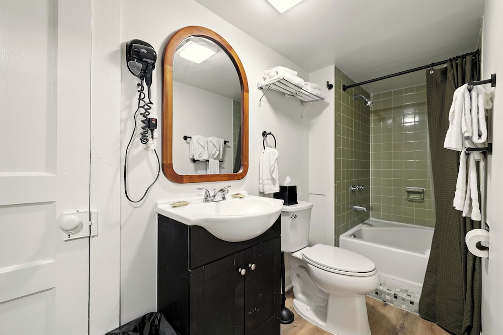Hillside Motel LLC - photo 125