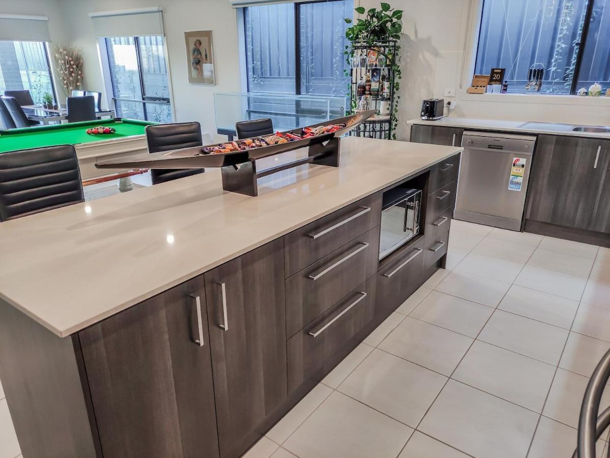 Dream Clyde Family Home Movie Theater and Pool Table — 4-Star Luxury Hotel in Clyde, Australia