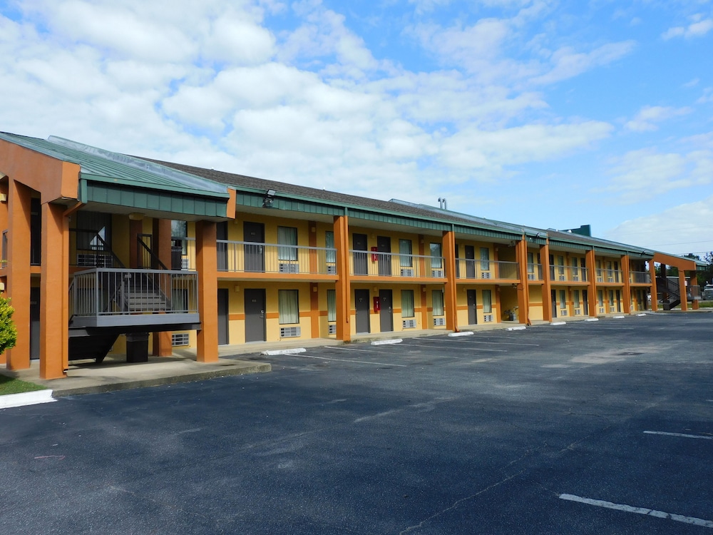 Camilla Inn & Suites - photo 31