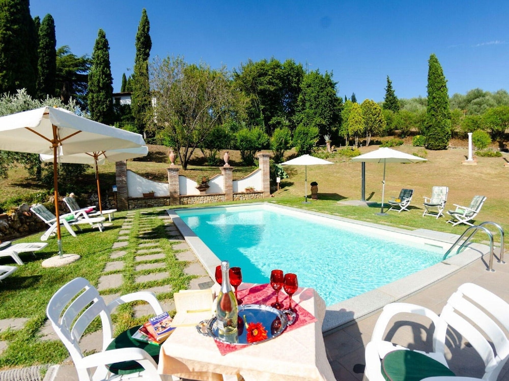 Villa in Uzzano with Private Pool & Garden — 4-Star Luxury Hotel in Uzzano, Italy