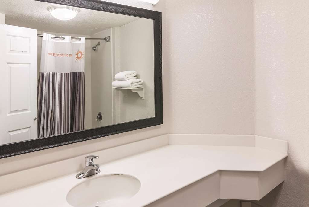 La Quinta Inn & Suites by Wyndham USF - photo 35