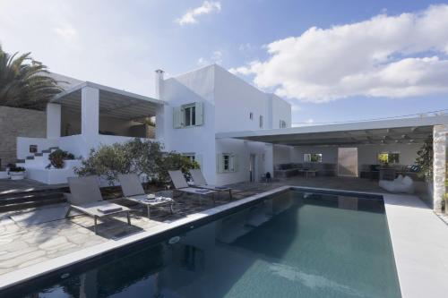 Stunning Beachfront 3BR Villa that has it ALL — 4-Star Luxury Hotel in Paros, Greece