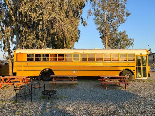 The Magic Skoolie - carbon neutral hotel in Visalia