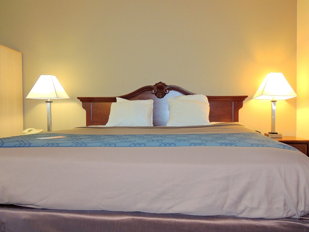Econo Lodge Wickliffe Cleveland East - photo 14
