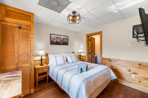 The Sly Fox Recently Updated Ideal PF Location in Pigeon Forge, United States