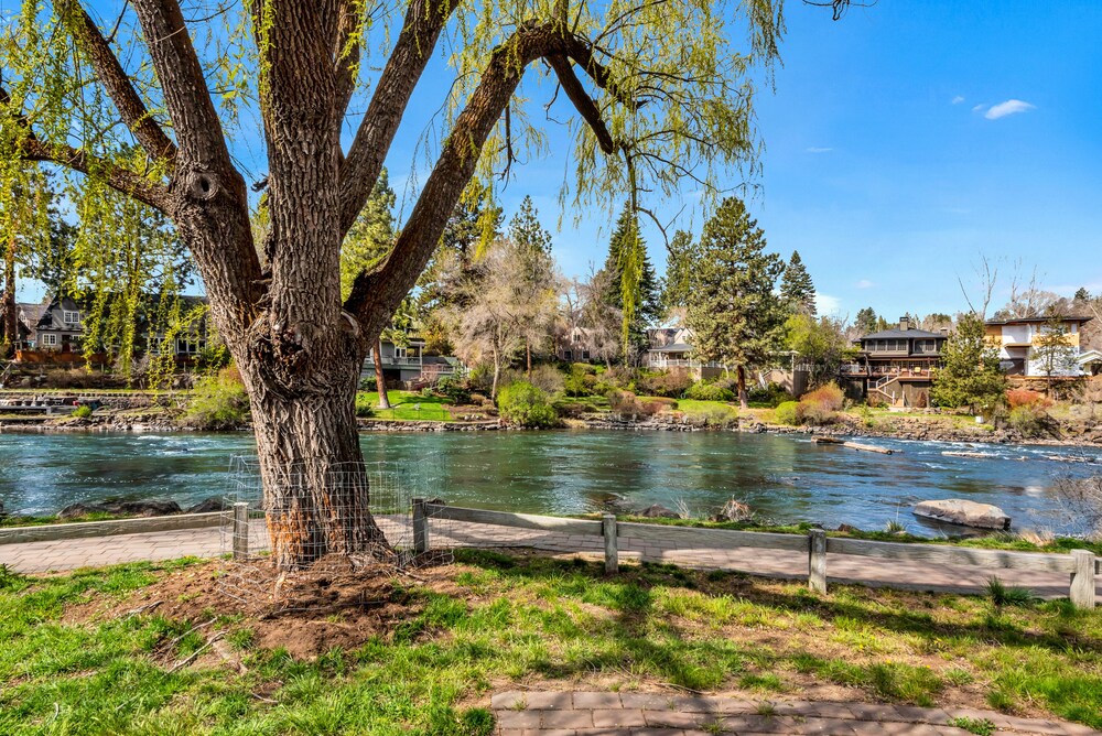 Bend Riverside Inn & Suites - photo 315