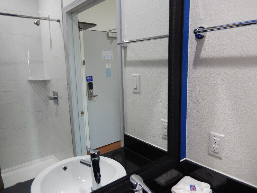 Motel 6 Houston TX Downtown North - photo 16