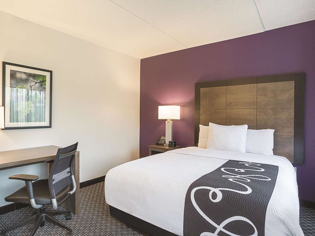 La Quinta Inn & Suites by Wyndham Baltimore BWI Airport - photo 31