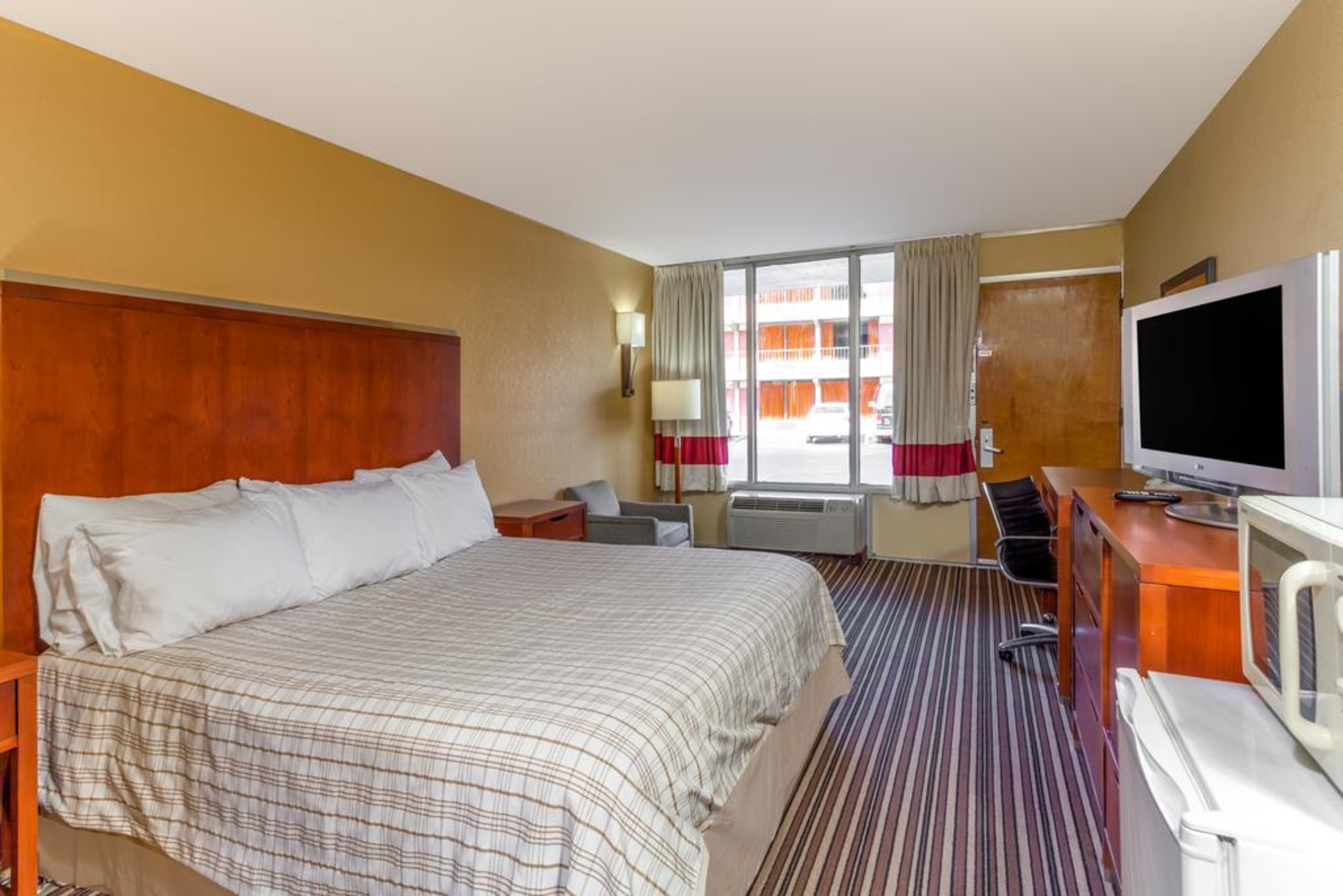 Econo Lodge Pigeon Forge TN - photo 9