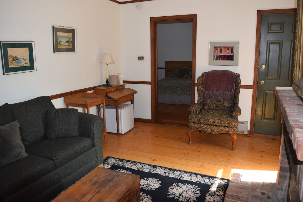 Black Lantern Inn - photo 11