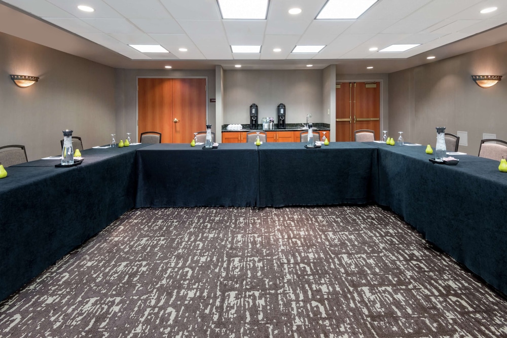 Embassy Suites by Hilton St. Louis St. Charles - photo 34