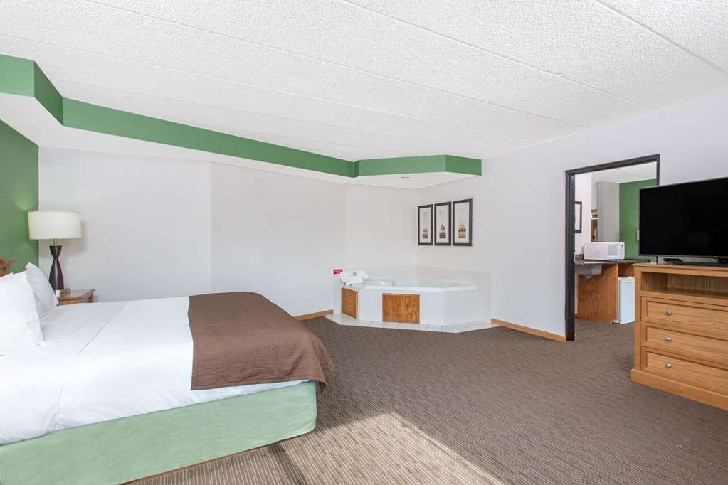 AmericInn by Wyndham Eau Claire - photo 31