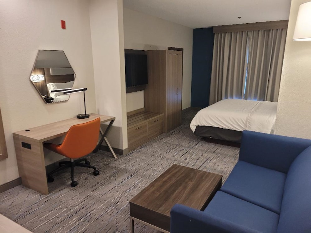 Holiday Inn Express & Suites Starkville by IHG - photo 9