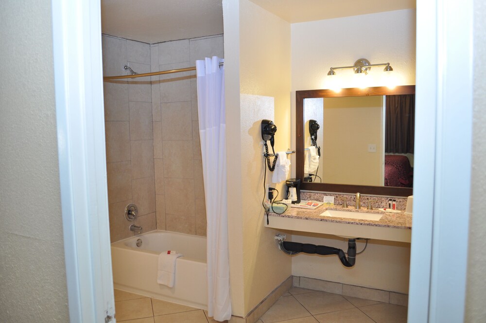 Evergreen Hotel & Suites - photo 14
