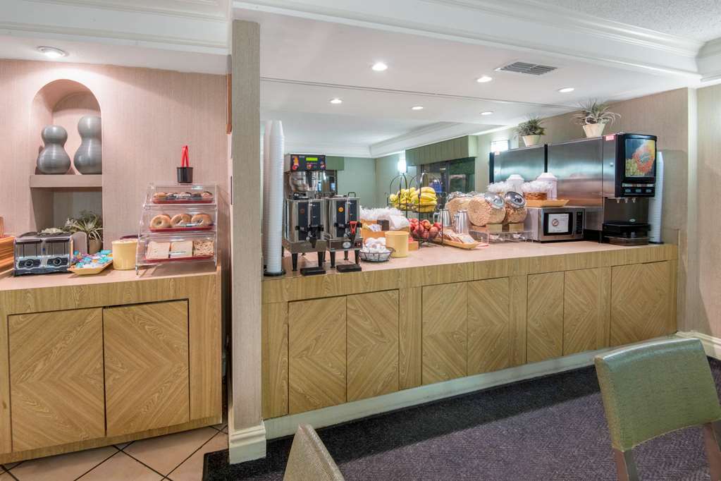 La Quinta Inn by Wyndham San Antonio Market Square - photo 29