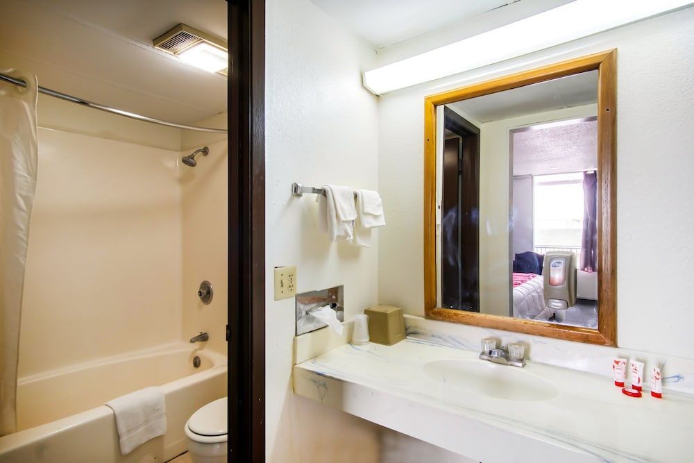 OYO Hotel Hutchinson West 4th Ave - photo 48