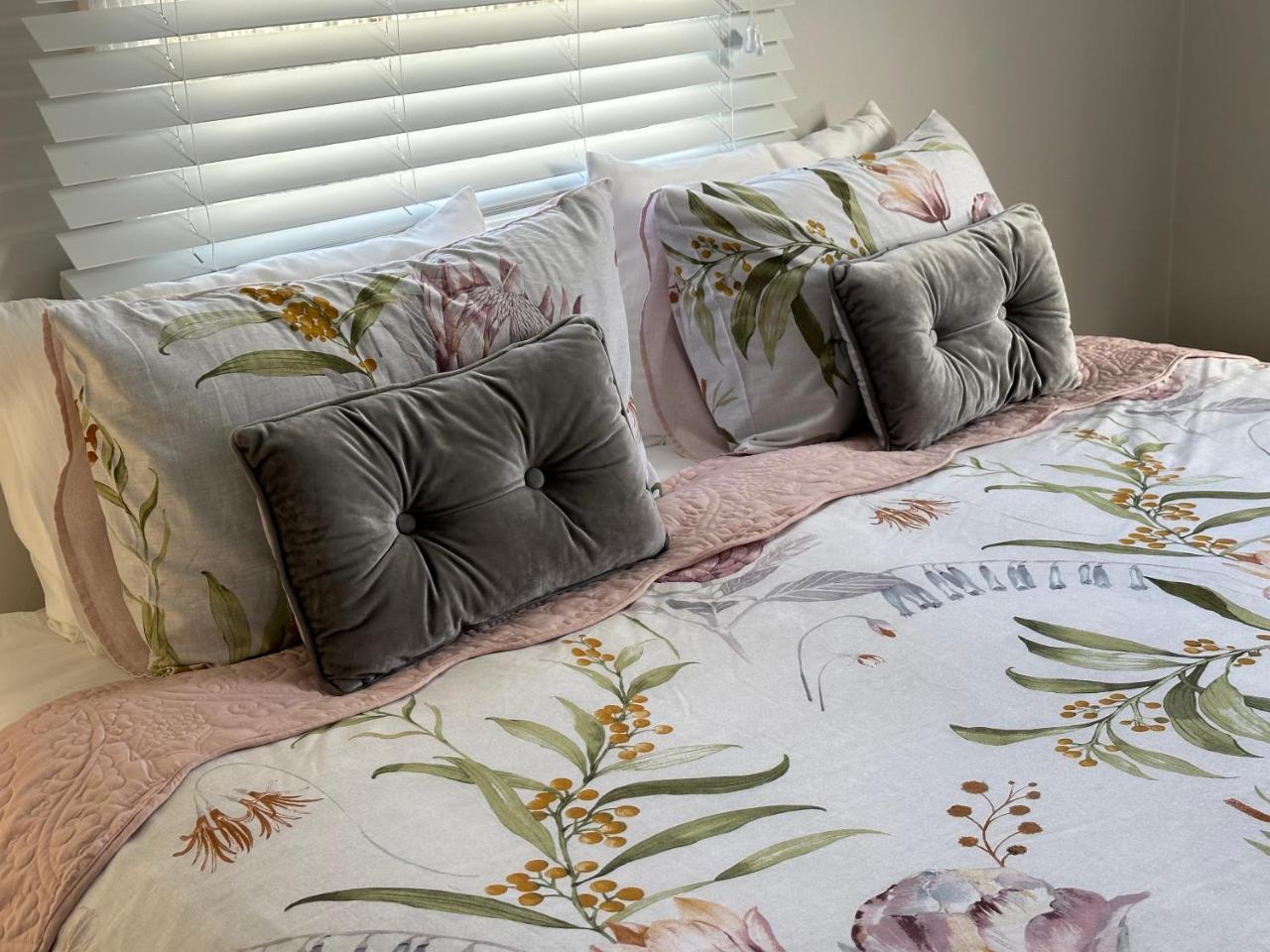 Daisy Cottage on Duke 3BR — 4-Star Luxury Hotel in Yarram, Australia