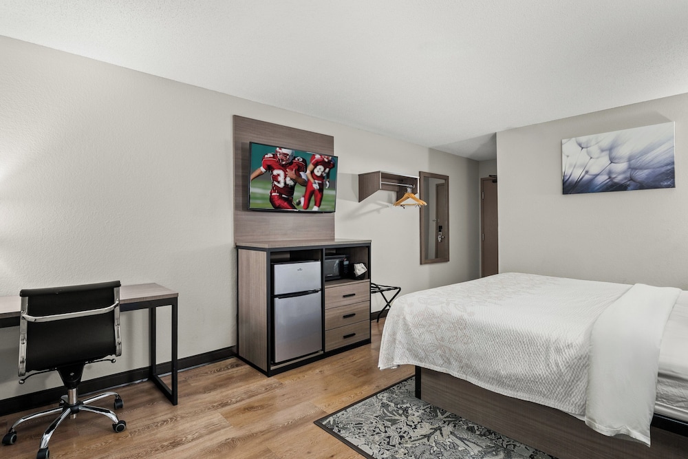 Red Roof Plus Belleville in Belleville, United States