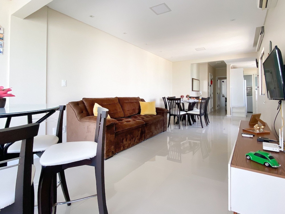 Apê a 50 metros do Mar Itapema in Itapema, Brasil