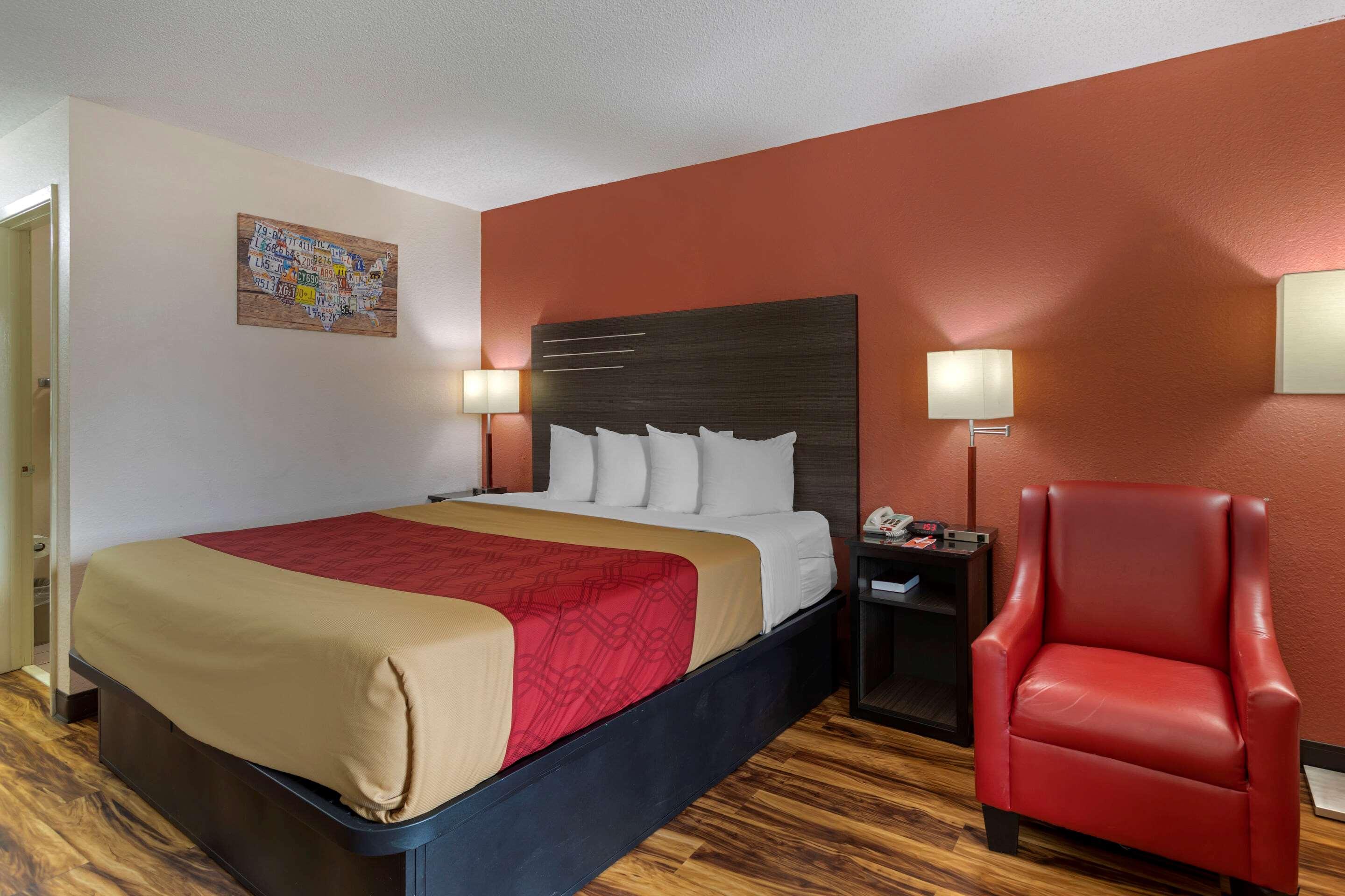 Econo Lodge Madison Airport - photo 25