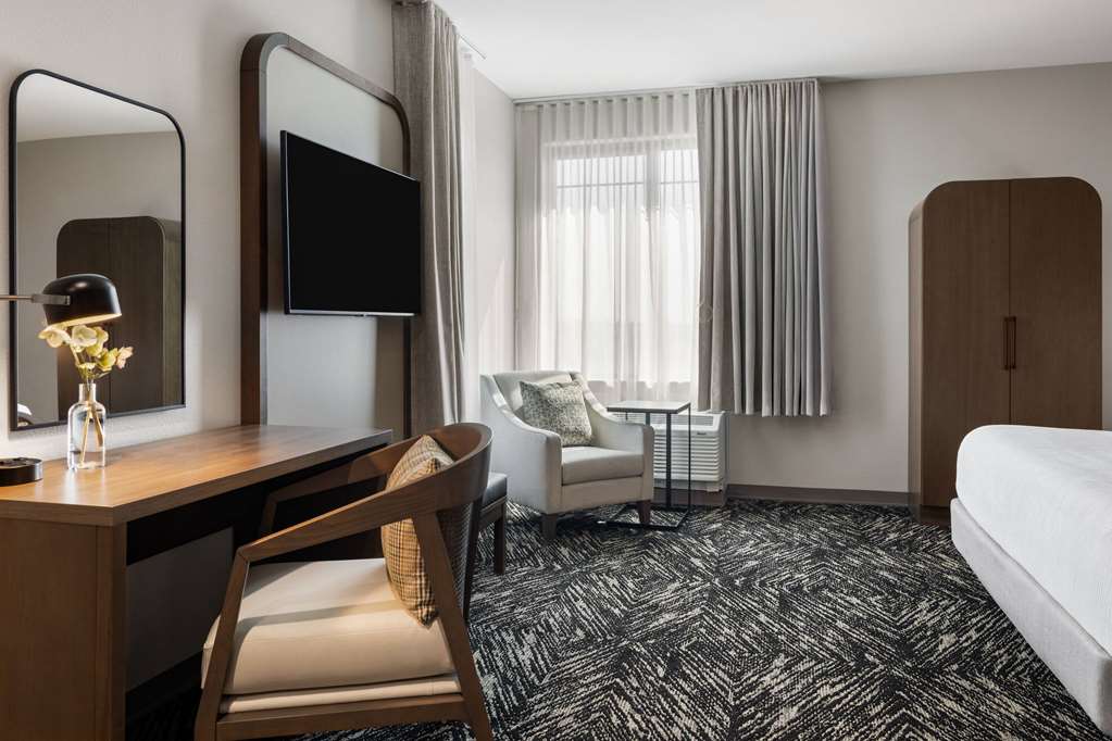 La Quinta Inn and Suites by Wyndham Lincoln - photo 16