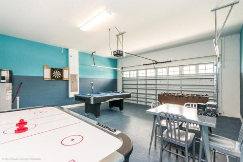 Bring The Whole Family Gate 9 Bedroom 5 Bath villa — 4-Star Luxury Hotel in Davenport, United States
