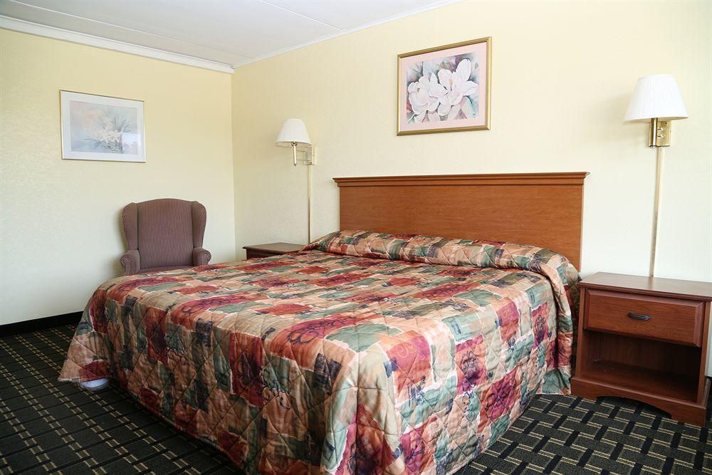 Rodeway Inn Woodbridge - photo 13