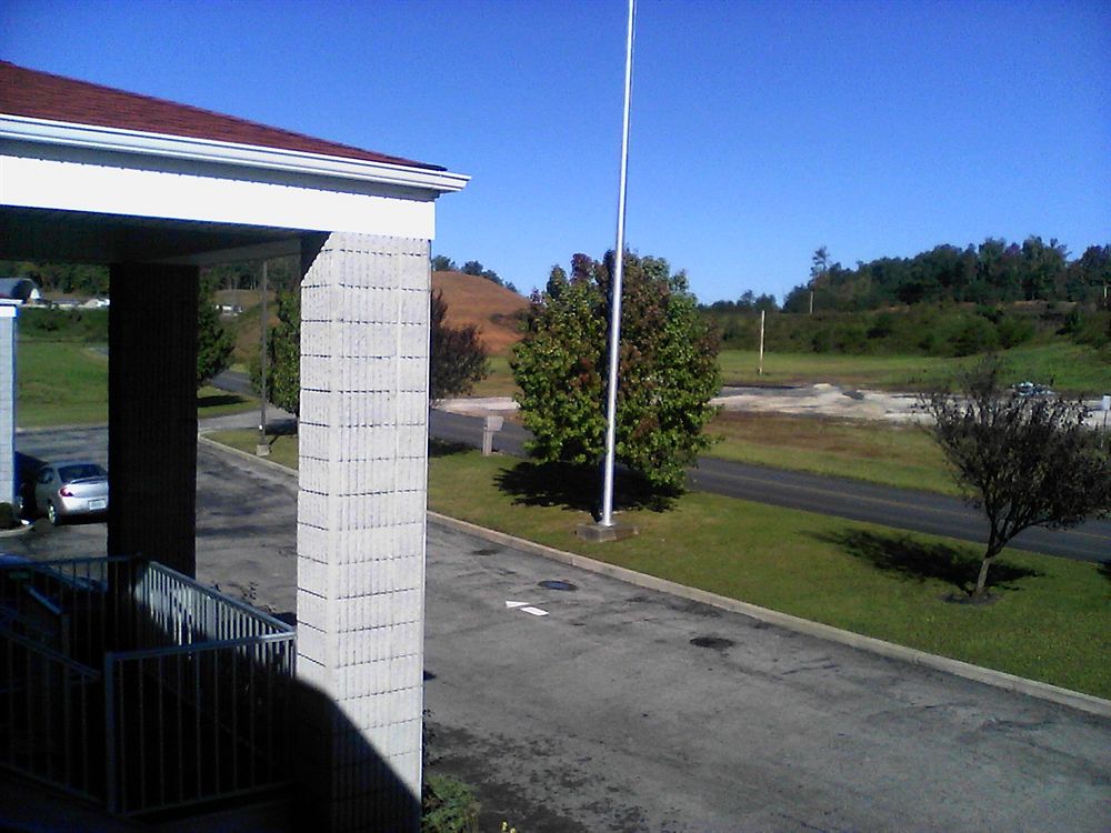 Campton Parkway Inn - photo 49
