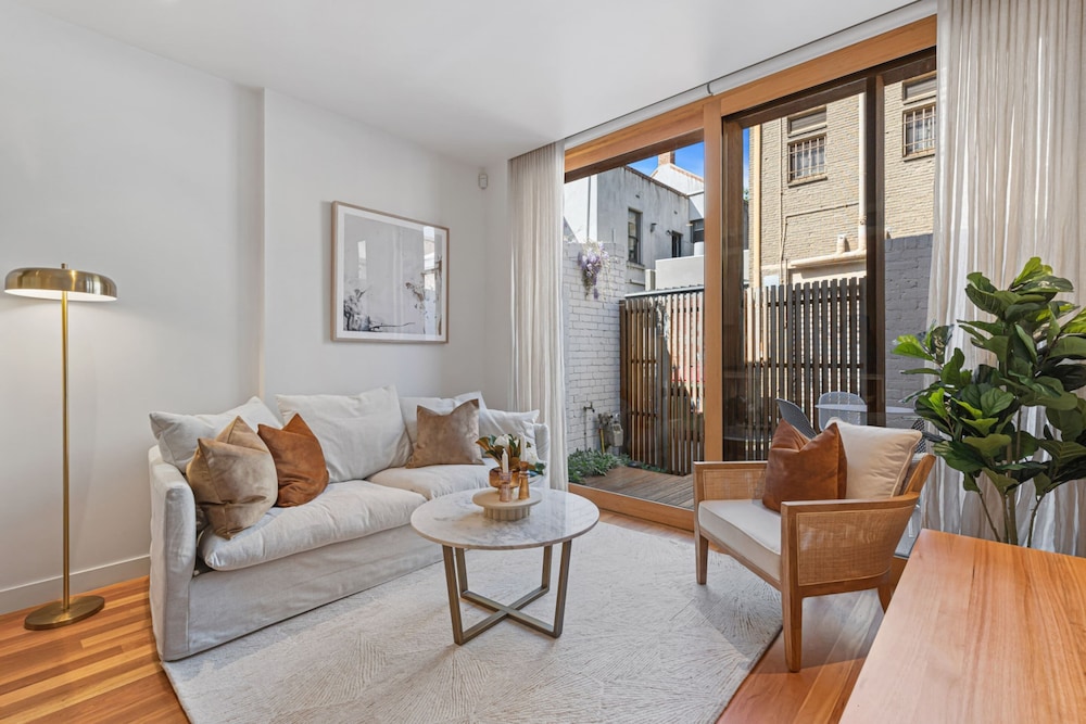 Stylish 2 bed Victorian Terrace in Carlton — 4-Star Luxury Hotel in Melbourne, Australia