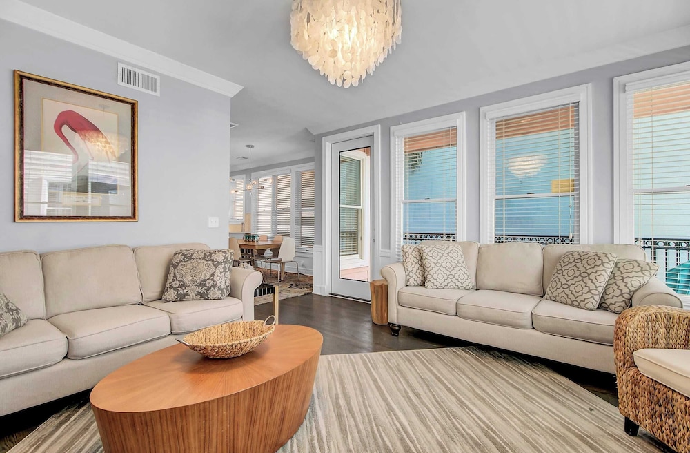 125 Grand Pavillion by Avantstay Steps From Sand in Isle Of Palms, United States